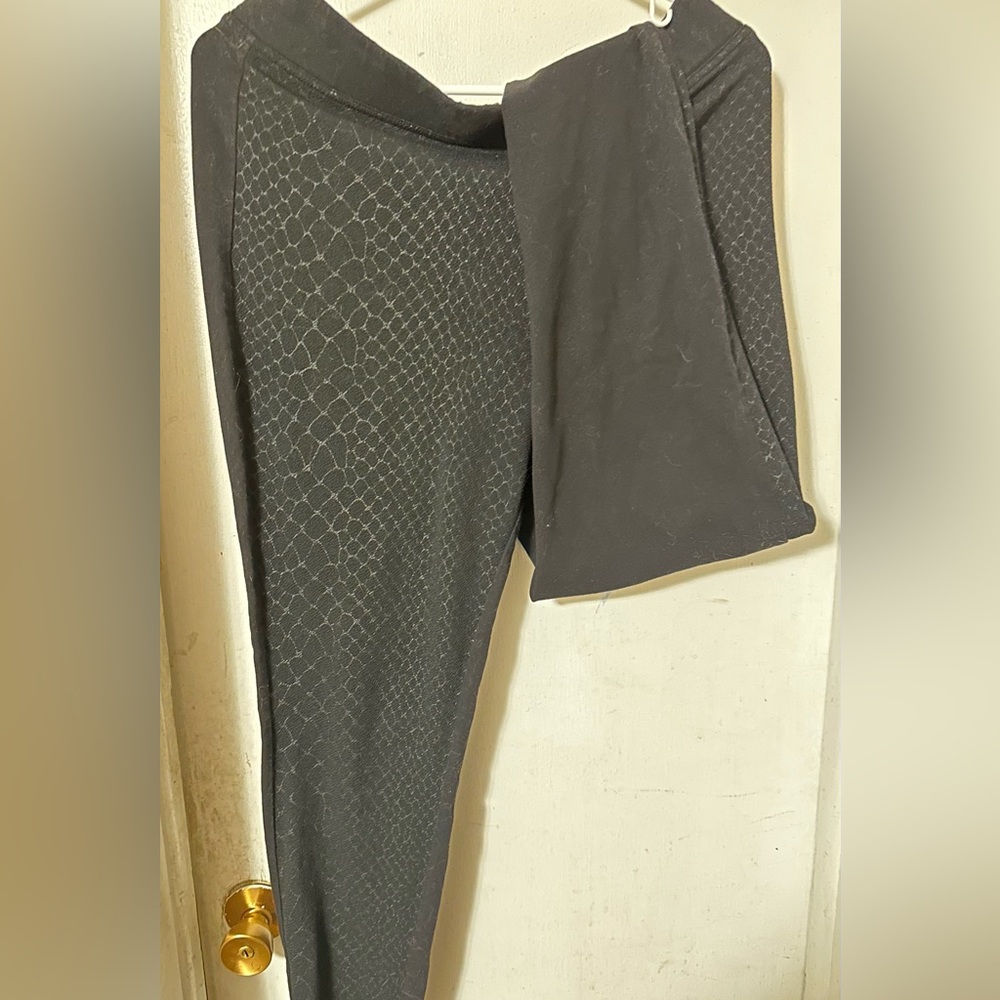 Black snakeskin front Simply Vera leggings.